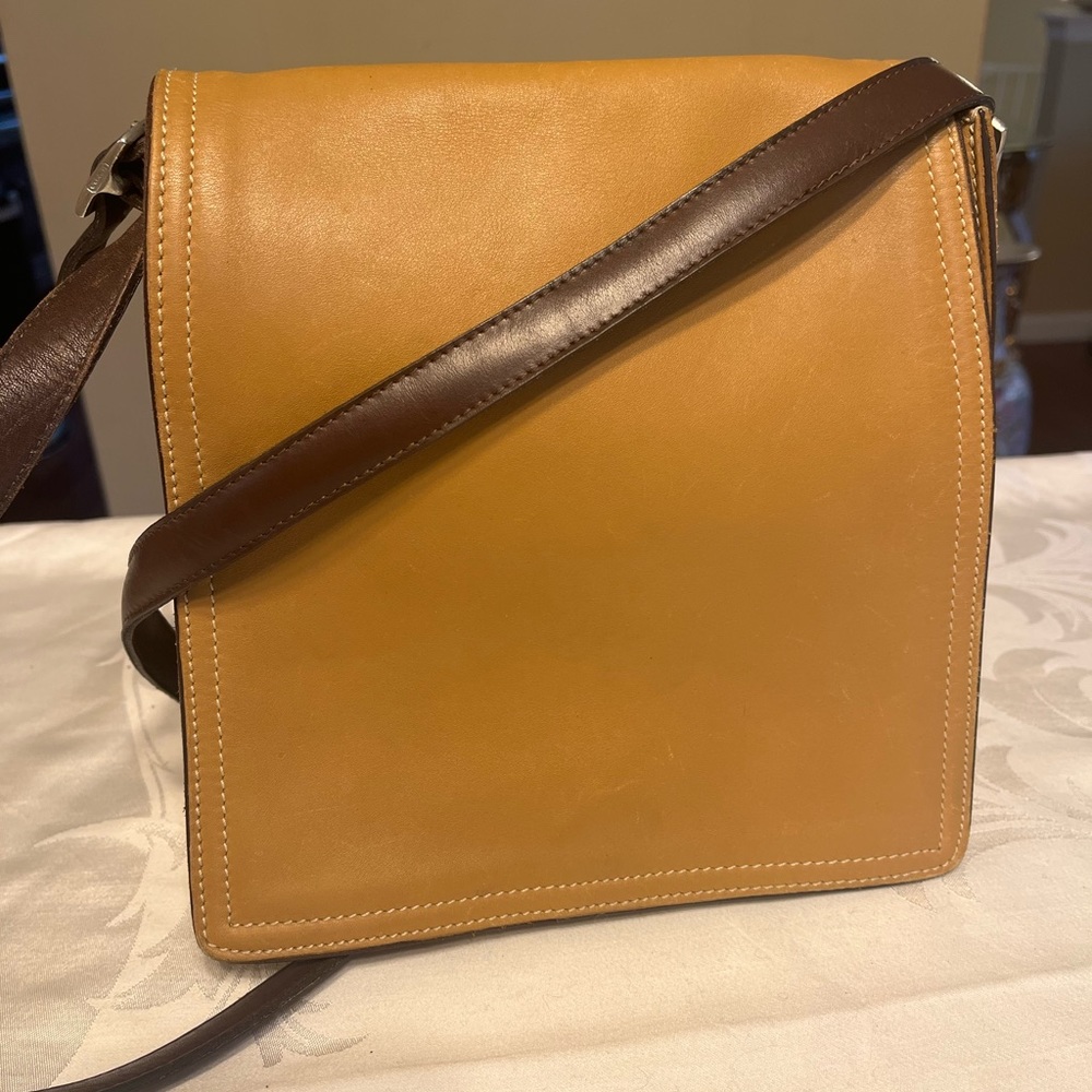 Vintage Coach Tan Leather Flap Closure Crossbody Purse Monterey 6147
